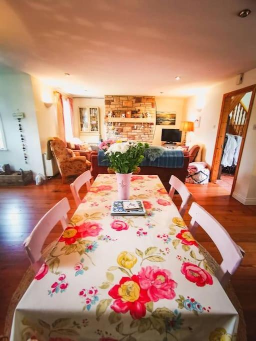 Orchard Cottage Дингъл Екстериор снимка